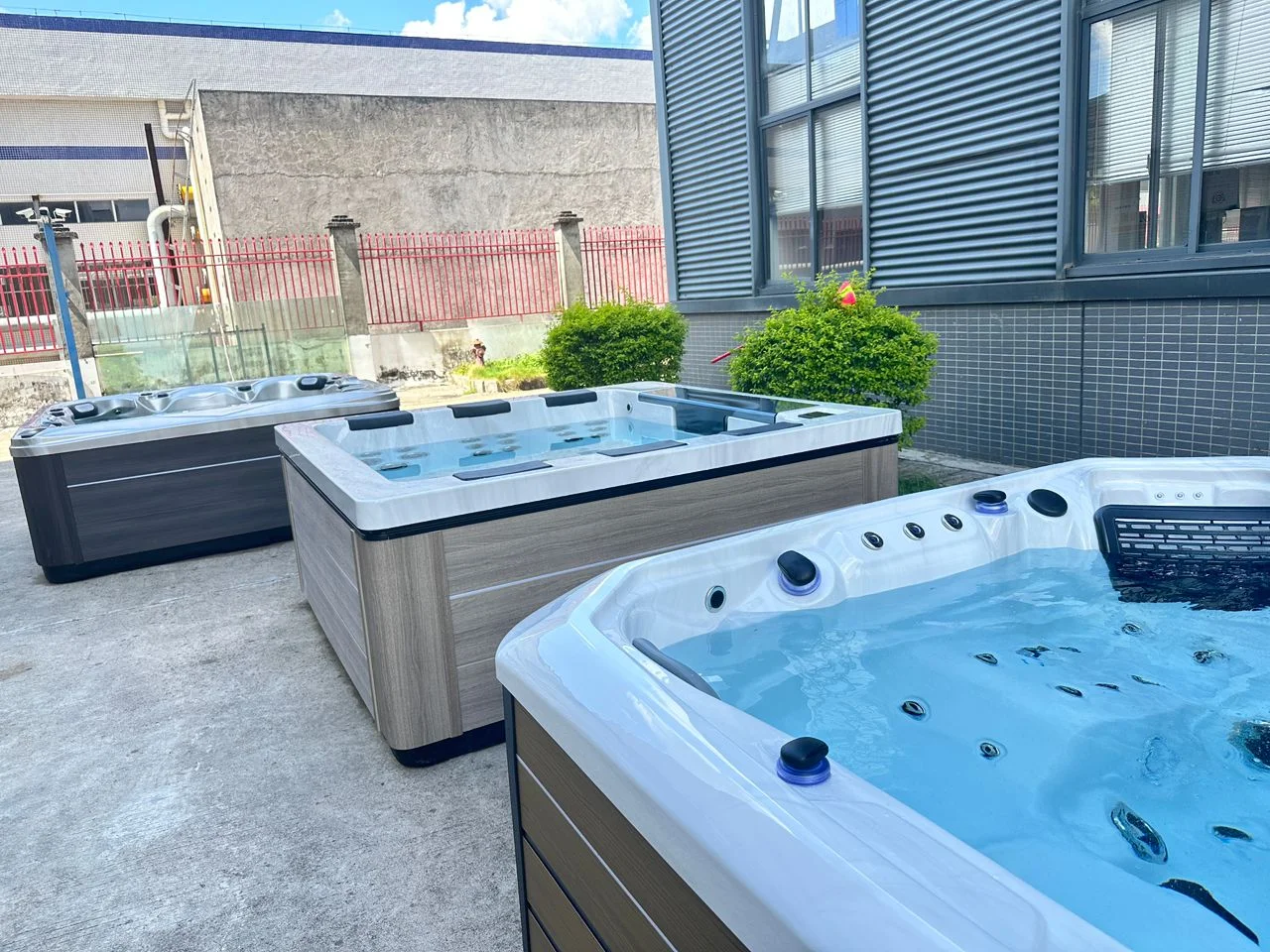 Wanna jacuzzi SVENSKA Hot Tub w ogrodzie